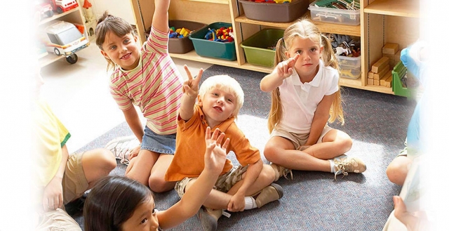 peques levantando la mano